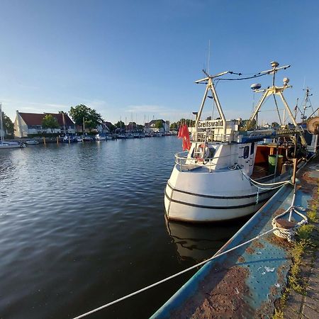 Hochwertige Ferienwohnung Direkt Am Wasser Mit Balkon Greifswald Bagian luar foto