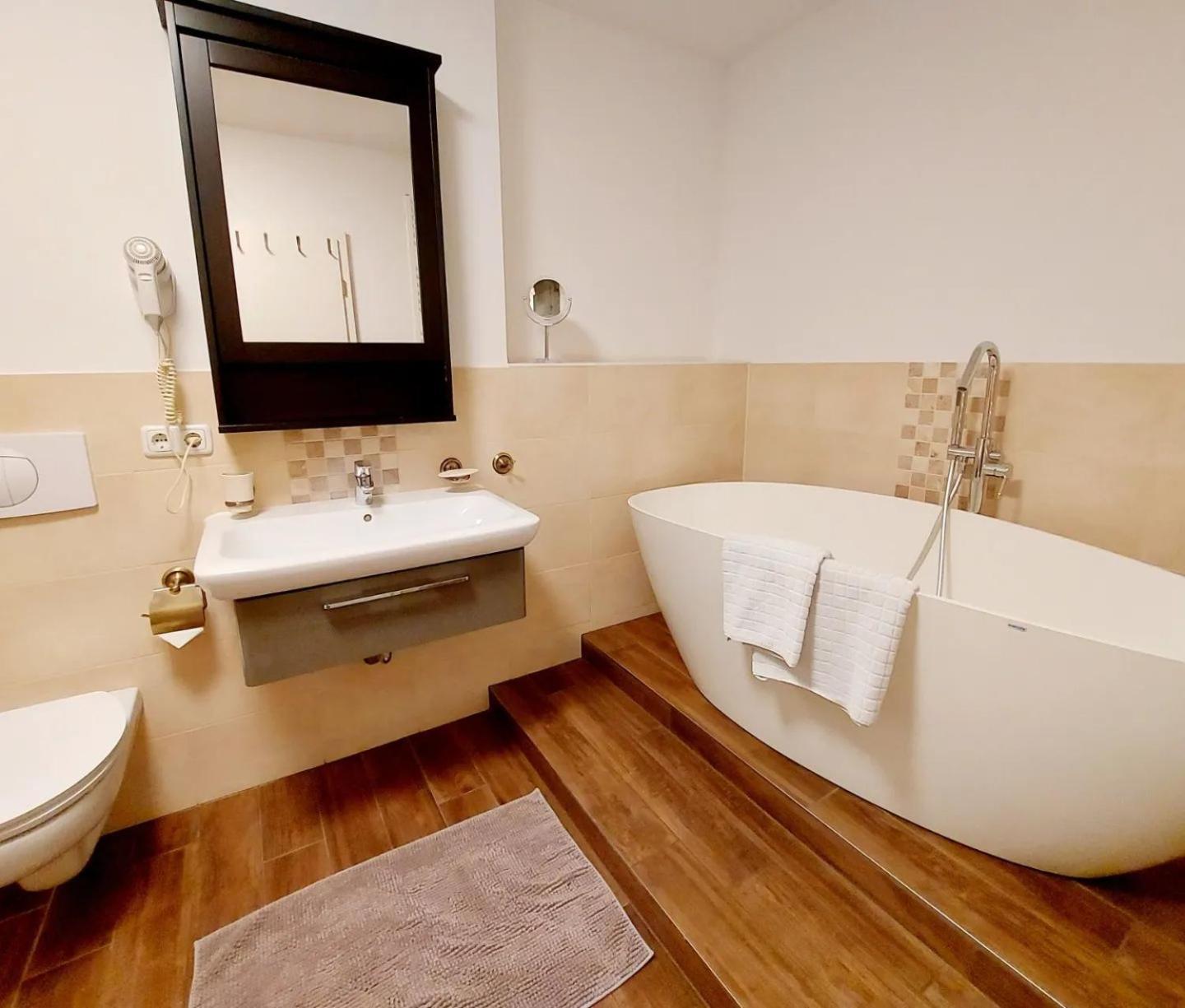 Hochwertige Ferienwohnung Direkt Am Wasser Mit Balkon Greifswald Bagian luar foto