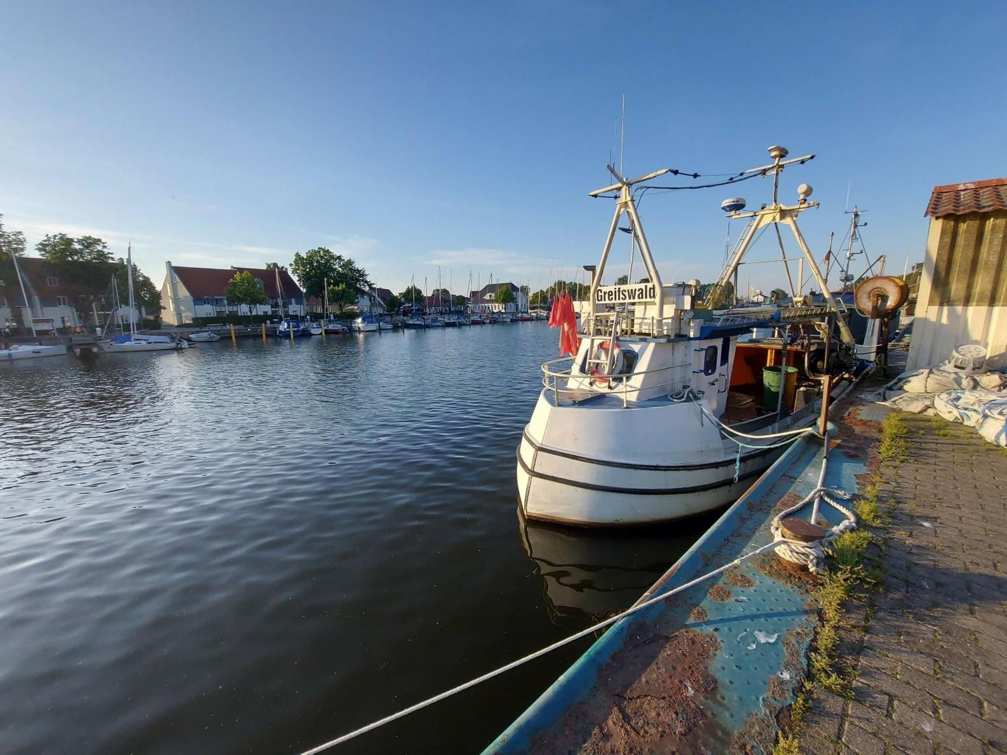 Hochwertige Ferienwohnung Direkt Am Wasser Mit Balkon Greifswald Bagian luar foto