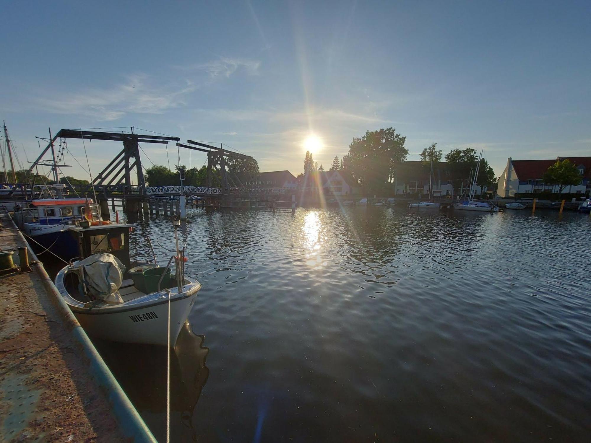 Hochwertige Ferienwohnung Direkt Am Wasser Mit Balkon Greifswald Bagian luar foto