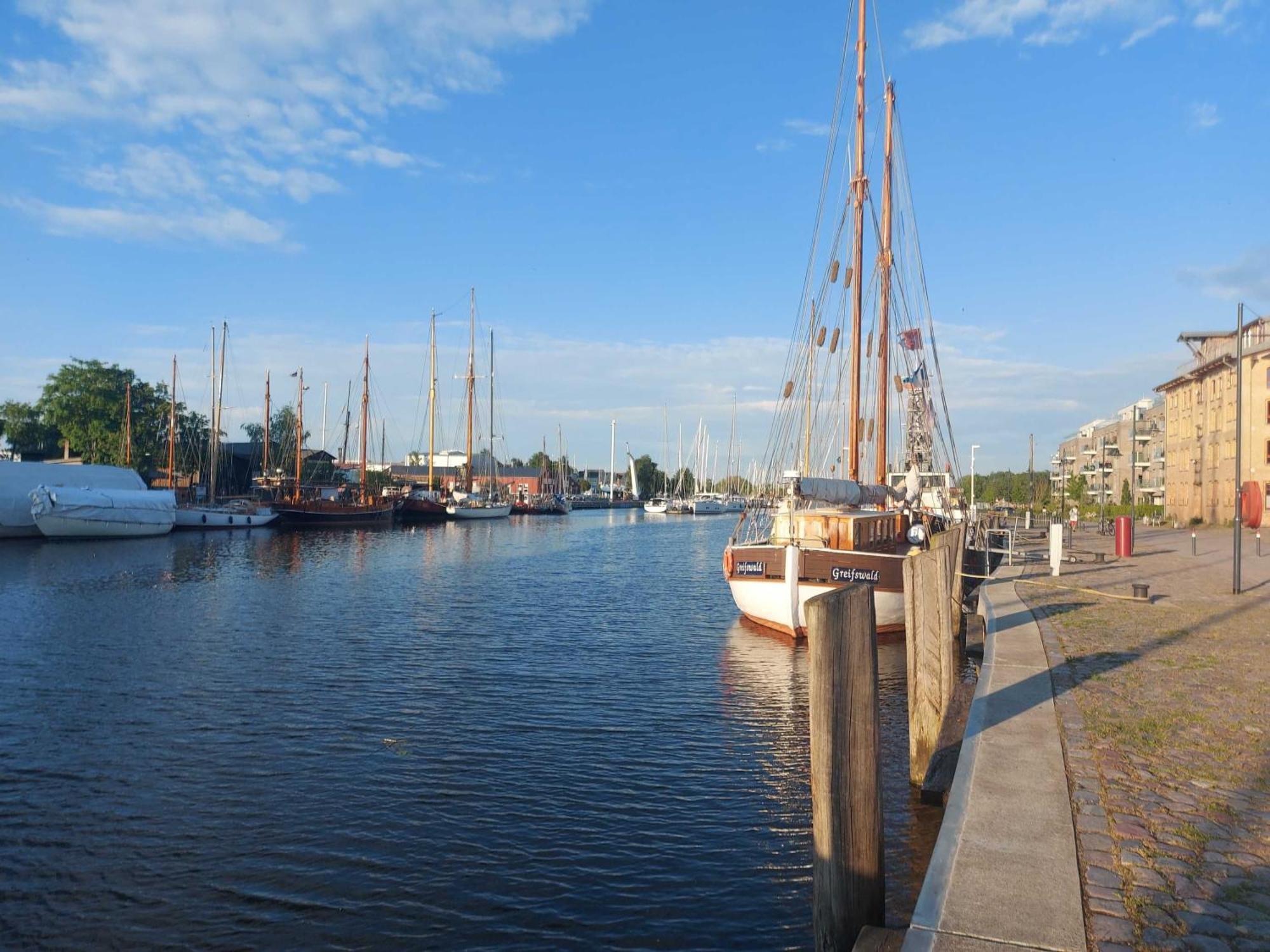 Hochwertige Ferienwohnung Direkt Am Wasser Mit Balkon Greifswald Bagian luar foto